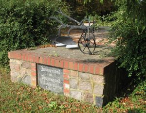 1985년 우커란트 볼프스하겐에 세워진 보덴레폼(토지 개혁) 기념비