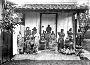 운케이의 작품을 포함하여 쇠퇴한 고후쿠지의 조각상 세트. 이 조각상들 중 다수는 수집가들에 의해 수집되어 전 세계에 전시되어 있다.