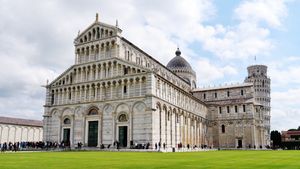 피사 대성당과 피사의 사탑은 피사 로마네스크 양식으로 지어졌다.