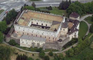 즈볼렌 성(슬로바키아)는 14세기 이탈리아 성의 영향을 많이 받았다.