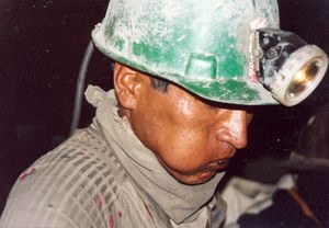 볼리비아 포토시에서 코카 잎을 씹는 볼리비아 광부