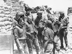 1970년 전선 시찰 이스라엘군 장교. 왼쪽부터 다비드 엘라자르 참모차장, 하임 바레브 참모총장, 모셰 다얀 국방장관(등 돌린 인물), 아리엘 샤론 남부 방면군 사령관.