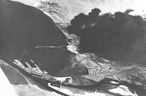 이스라엘군의 포격을 받아 불타는 수에즈 시의 석유 시설.(10월 24일 촬영)