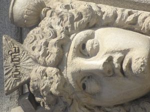 히브리어 "엘로힘"(?) 텍스트가 새겨진 천사의 머리 조각, 세인트 조지 교회, 더블린