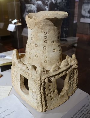 집 모양의 제물 받침대, 요르간 테페, 고대 누지, 이라크, 제II층, 도자기 - 하버드 셈족 박물관