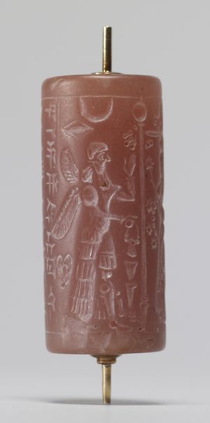 신아시리아 원통 인장에는 날개 달린 수호 신과 함께하는 의식이 묘사되어 있다. 월터스 미술관.