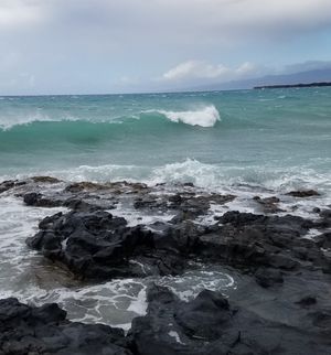 하와이의 파도가 해안의 바위에 부딪히는 모습.