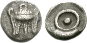 델포이에서 주조된 동전(오볼), 기원전 480년, 앞면: 짧은 삼각대, 뒷면: 원 안의 펠릿(옴팔로스 또는 성찬 그릇)