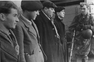 1944년 7월 프랑스에서 체포된 레지스탕스 대원들