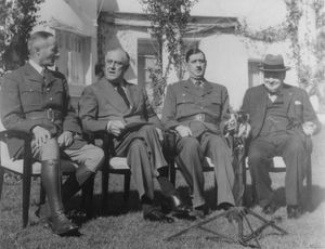 자유 프랑스 장군 앙리 지로 (왼쪽)와 샤를 드 골이 프랭클린 루스벨트와 윈스턴 처칠 앞에서 카사블랑카 회담 (1943년 1월 14일)에서 악수를 나눈 후 앉아 있다.