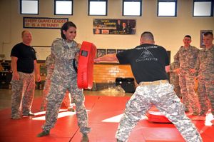 미국 육군 방위군 훈련 중인 병사들. 이 부대는 1903년 조직된 민병대로 창설되었다.