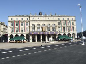 바욘 시청(Hôtel de Ville)과 미셸 포르탈 극장