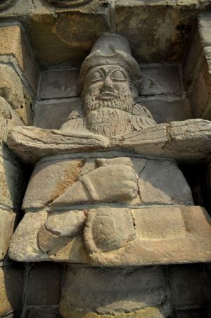 생명수를 항아리에서 쏟는 남신. 이라크 우루크의 이난나 신전 정면. 기원전 15세기. 페르가몬 박물관