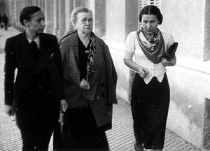 1930년대 스페인, 왼쪽이 루시아 산체스 사오르닐, 가운데가 엠마 골드만