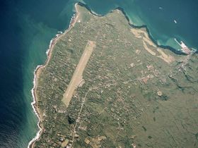 오시마 공항 구 활주로 항공 사진 (1990년 촬영)국토교통성 국토지리원 지도・항공사진 열람 서비스의 항공 사진을 기반으로 제작구 활주로 (1200m)는 신 활주로 (1800m)의 북북서쪽에 평행하게 위치했다.