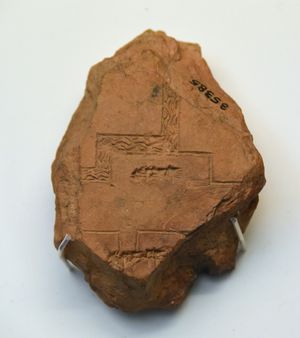 바빌론의 지형도. 점토판은 고대 바빌론의 교외인 "투-바"를 묘사하고 있다. 유프라테스강은 물줄기 띠로 표현되어 있다. 기원전 660-500년. 대영 박물관