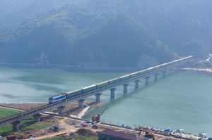 열차가 리수이 다시강 다리를 지나간다.