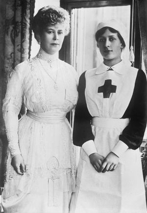 제1차 세계 대전 중 딸 메리와 함께 있는 여왕