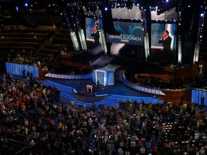 2008년 8월, 쿠시니치가 덴버에서 열린 2008년 민주당 전당대회 둘째 날 연설 중 청중을 향해 손짓하고 있다.