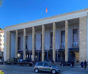 메크네스 시청, 건축가 가스통 구필의 1933년 설계를 바탕으로 1934년에서 1950년 사이에 건축됨