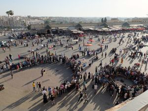 하루가 끝날 무렵 엘-헤딤 광장에 모인 사람들