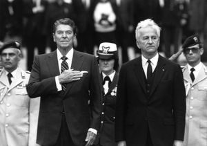 1985년 5월 2일 본에서 만난 로널드 레이건 미국 대통령과 리하르트 폰 바이체커 서독 대통령.