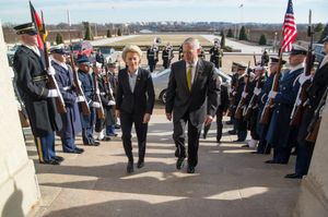 워싱턴 D.C.에서 만난 제임스 매티스(미국) 국방장관과 우르줄라 폰 데어 라이엔(독일) 국방장관
