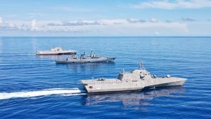 미 해군 함정 USS 털사(LCS-16) (왼쪽)와 USS 잭슨(LCS-6) (오른쪽)가 2021년 필리핀해에서 독일 프리깃함 FGS 바이에른(F-217)(중앙)과 합동 훈련을 실시하고 있다.