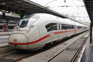 파리에 정차 중인 407급 열차