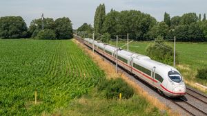 지멘스 벨라로 MS 기반의 408형 열차가 암스테르담에서 프랑크푸르트암마인으로 운행 중인 모습