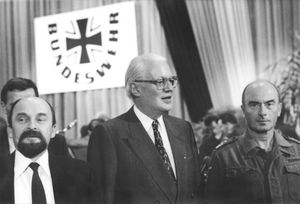 독일 통일 기념식에서 게르하르트 슈톨텐베르크 당시 국방장관이 동독의 국민군의 지휘권을 인수하고 있다.