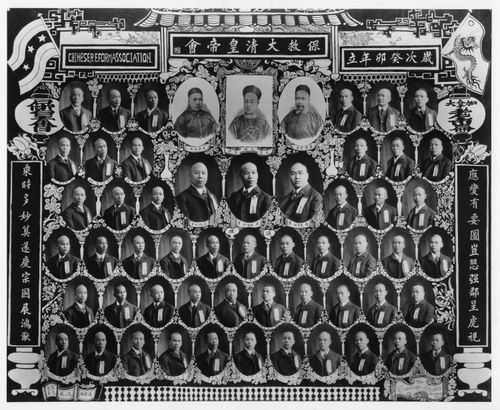 보구대청황제회(保救大淸皇帝會) 캐나다 회원. 상단 중앙은 광서제, 우측은 캉유웨이, 좌측은 량치차오.