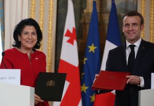 살로메 주라비슈빌리가 프랑스 대통령 에마뉘엘 마크롱과 함께 있다.