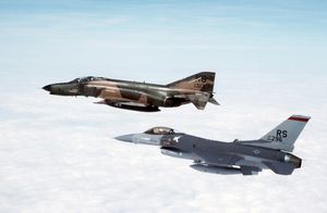 맥도넬 더글러스 F-4E 팬텀 II와 제너럴 다이내믹스 F-16C 파이팅 팰컨. 526 비행대/86 전술 전투 비행단 소속이며, 1985년 람슈타인 'RS' 꼬리 코드를 표시하고 있다