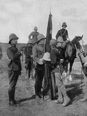 원주민 아프리카인 병사가 스페인 국기에 충성을 맹세하는 모습. 유럽 군대는 자국의 영토에 주둔하기 위해 정기적으로 원주민을 징집했다.