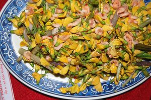 베트남 요리 'gỏi bông điên điển và tép đồng'은 Sesbania bispinosa 꽃을 사용한다.