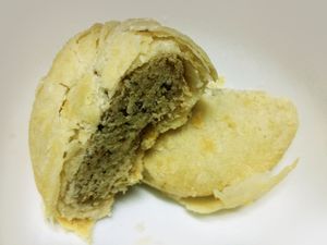 중국 꽃 케이크 (일반적으로 장미, 재스민, 등나무 등이 사용됨)