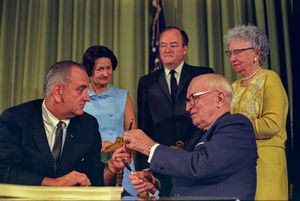 존슨 대통령이 메디케어 법안에 서명하는 모습을 지켜보는 베스 트루먼 (오른쪽)