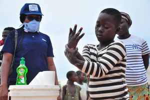 어린이와 함께 손 씻기 문화를 구축하면 광범위한 공중 보건상의 이점을 가진 문화 변화를 만들 수 있습니다.