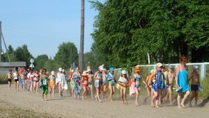 어린이를 위한 여름 캠프는 향수병과 관련이 있는 경우가 많으며, 특히 부모와 처음 떨어져 지내는 아이들에게서 흔히 나타난다.