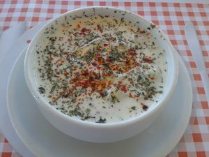 터키식 "자지크"는 알레포 고추와 민트로 양념한다