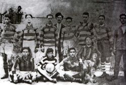 1929년 라피드 클럽 드 티지 우주 팀.왼쪽에서 오른쪽으로:서 있는 사람: Belhadj Kh. - Tchabaraka A. - Chikhaoui M.S. - Nouri M.S. - Zemirli S.O. - Mekacher R. - Mesbahi R. - Harchaoui O.앉아 있는 사람: Gacem A. - Rafaï H. - Loukab M. - Hammoutène M.