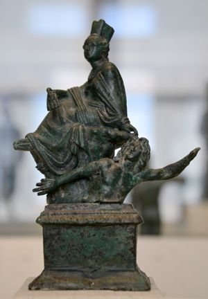 기원전 4세기의 에우티키데스의 '안티오키아의 티케'를 모사한, 서기 1-2세기에 제작된 타르투스 지역의 청동 복제품 (루브르 박물관 소장). 여신의 발 밑에 있는 수영하는 남성은 오론테스강을 의인화하여 표현된 것이다.