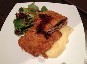 튀긴 버섯과 양파를 채운 돼지고기 슈니첼(Fuhrmann Schnitzel vom Schwein)은 으깬 감자와 샐러드와 함께 제공된다.