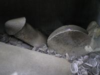 일본에서는 현대에도 제신으로 모셔진다(고베시 니시구・하다카이시 신사)