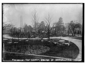 1913년 서프러제트 올리브 와리와 릴리언 렌턴의 방화 공격 이후 큐 왕립식물원의 티 하우스