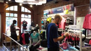 보스턴 백 베이 지역의 아식스 매장 내부