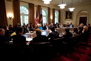 버락 오바마 대통령이 내각 회의실에서 2009년 신종플루 유행에 관해 논의하기 위해 열린 국토안보위원회 회의에 참석했다.