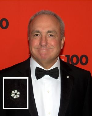 로언 마이클스가 멤버의 옷깃 핀을 착용하고 있다(확대된 삽입 그림 포함)