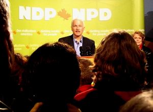 2006년 브리티시컬럼비아주 코트니에서 열린 신민주당 집회에서 연설하는 레이턴